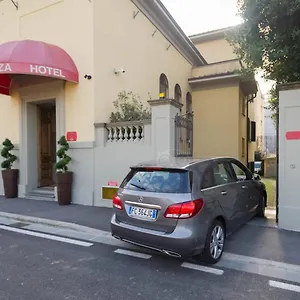 Ξενοδοχείο La Fortezza ***